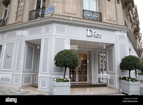 vitrine dior avenue montaigne|galerie dior paris montaigne.